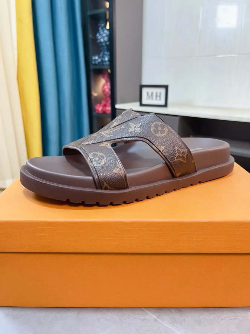 Men's shoes 💰360🌹🌹 (lv-Louis Vuitton) new men's sandals, high-end boutique, exquisite embossed logo decoration on the upper, fine workmanship, super soft soles, casual, loose and comfortable, a must-have in summer! \nsize：38-44